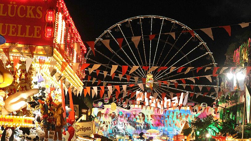 Rummelplatz während eines Volksfestes. (Symbolbild) Rummelplatz während eines Volksfestes. (Symbolbild)
