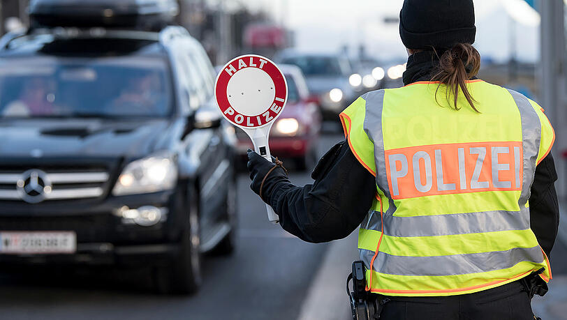 Seit September 2015 wird an den bayerischen Außengrenzen wieder kontrolliert – wie hier in Schwarzbach an der Autobahn Salzburg-München. Seit September 2015 wird an den bayerischen Außengrenzen wieder kontrolliert – wie hier in Schwarzbach an der Autobahn Salzburg-München.