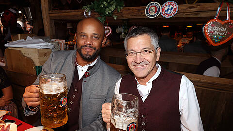 Ein Prost auf eine (fast) perfekte Saison 2025/26: Trainer Vincent Kompany (l.) und Präsident Herbert Hainer, hier beim traditionellen Besuch des Oktoberfests im Herbst. Ein Prost auf eine (fast) perfekte Saison 2025/26: Trainer Vincent Kompany (l.) und Präsident Herbert Hainer, hier beim traditionellen Besuch des Oktoberfests im Herbst.