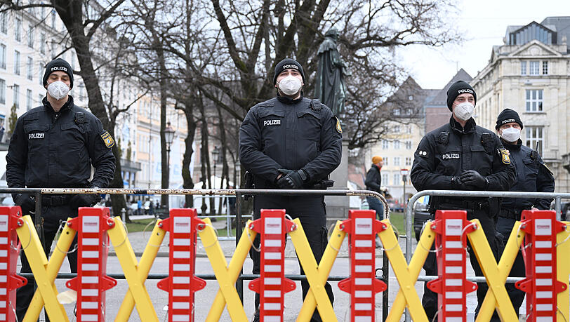 Polizisten stehen hinter einem Sperrgitter am Bayerischen Hof. Klicken Sie sich durch die Aufbau-Bilder der Siko. Polizisten stehen hinter einem Sperrgitter am Bayerischen Hof. Klicken Sie sich durch die Aufbau-Bilder der Siko.