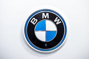 Das Logo von BMW am Heck eines Fahrzeugs. Das Logo von BMW am Heck eines Fahrzeugs.