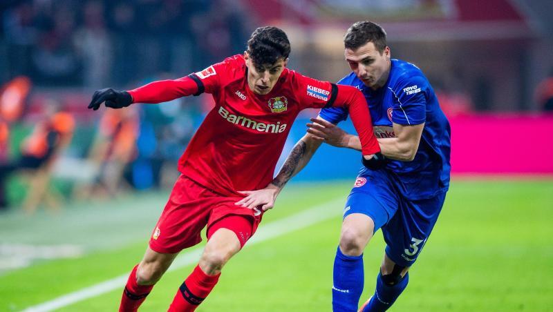 Leverkusens Kai Havertz (l) im Zweikampf mit Düsseldorfs Marcel Sobottka. Leverkusens Kai Havertz (l) im Zweikampf mit Düsseldorfs Marcel Sobottka.