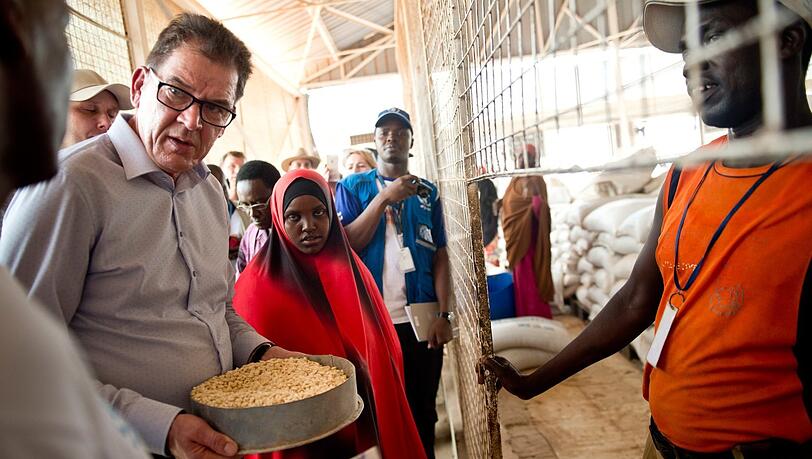 Bundesentwicklungsminister Gerd Müller besucht im Flüchtlingscamp Dadaab in Kenia die Ausgabestelle für Nahrungsmittelrationen. Bundesentwicklungsminister Gerd Müller besucht im Flüchtlingscamp Dadaab in Kenia die Ausgabestelle für Nahrungsmittelrationen.