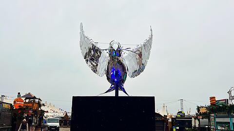 Die fünf Meter hohe Friedenstaube aus Spiegeln, die die Tollwood-Besucher am Eingang begrüßen soll, steht schon bereit. Die fünf Meter hohe Friedenstaube aus Spiegeln, die die Tollwood-Besucher am Eingang begrüßen soll, steht schon bereit.