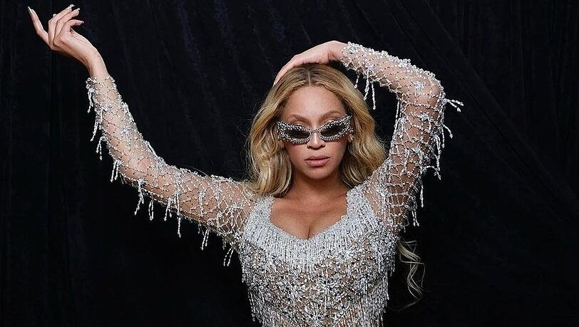 Beyoncé verzaubert Fans nicht nur mit ihrer Musik, sondern seit Kurzem auch mit einer eigenen Haarpflegelinie. Beyoncé verzaubert Fans nicht nur mit ihrer Musik, sondern seit Kurzem auch mit einer eigenen Haarpflegelinie.