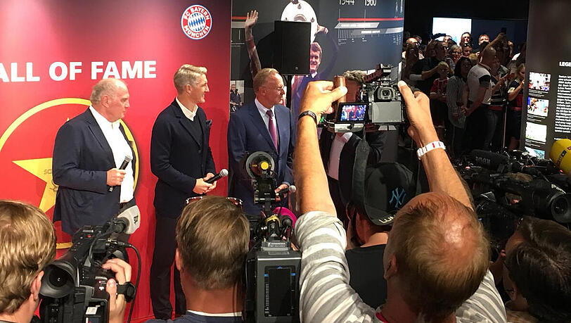 Bastian Schweinsteiger enthüllt in der Allianz Arena seinen Stern in der Hall of Fame. Bastian Schweinsteiger enthüllt in der Allianz Arena seinen Stern in der Hall of Fame.