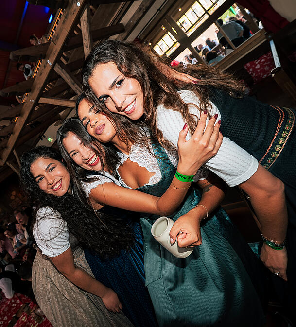 Brasilianische Wiesn-Premiere: Vier junge Frauen im Dirndl feiern im neuen Bodo’s Cafézelt Samba, Caipirinha und Feijoada beim „Gostosinho“-Event. Brasilianische Wiesn-Premiere: Vier junge Frauen im Dirndl feiern im neuen Bodo’s Cafézelt Samba, Caipirinha und Feijoada beim „Gostosinho“-Event.