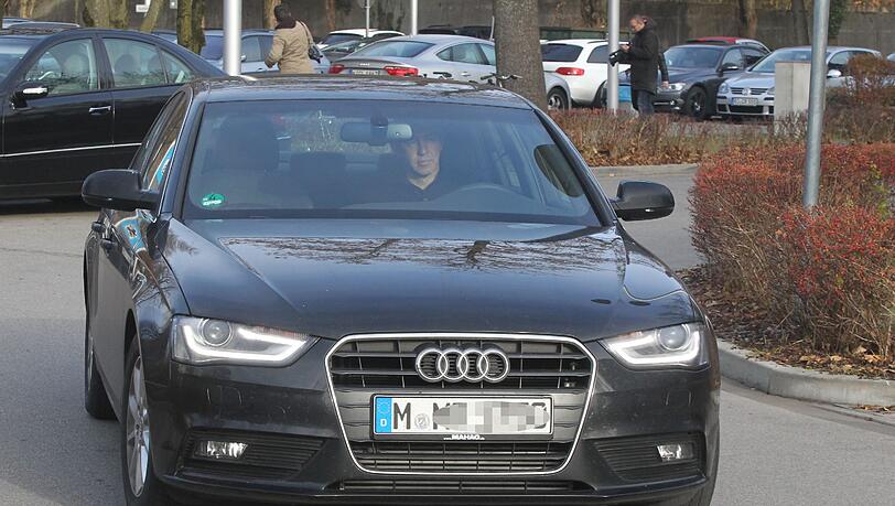 Reiner Maurer braust in seinem Audi davon. Zuvor hatte sich der Ex-Trainer von der Mannschaft verabschiedet Reiner Maurer braust in seinem Audi davon. Zuvor hatte sich der Ex-Trainer von der Mannschaft verabschiedet