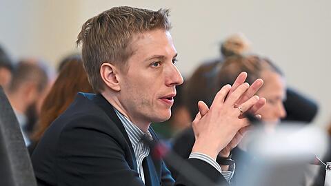 Gleich nach der gewonnenen Stichwahl hat Dominik Krause (Grüne) die Geschäfte im Rathaus übernommen und auch die Sitzungen geleitet. Jetzt muss er noch eine neue Regierung bilden. Gleich nach der gewonnenen Stichwahl hat Dominik Krause (Grüne) die Geschäfte im Rathaus übernommen und auch die Sitzungen geleitet. Jetzt muss er noch eine neue Regierung bilden.