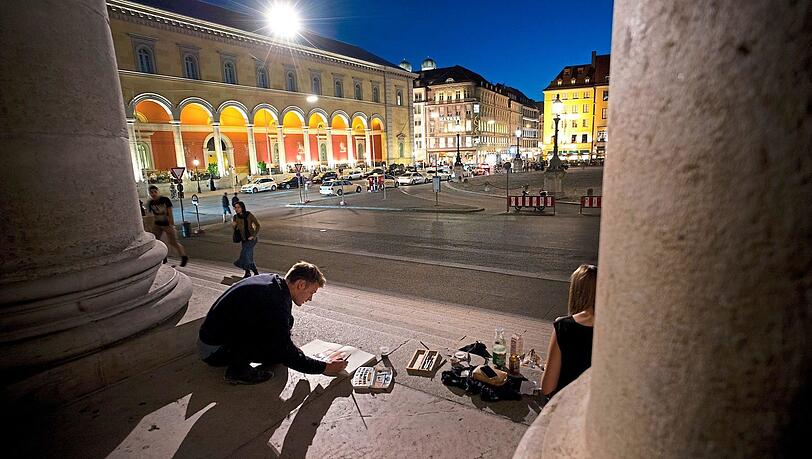 Blaue Stunde an der Oper: Und fast ohne Autos. Blaue Stunde an der Oper: Und fast ohne Autos.