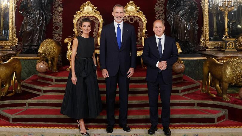 Königin Letizia und König Felipe von Spanien neben Bundeskanzler Olaf Scholz (r.). Königin Letizia und König Felipe von Spanien neben Bundeskanzler Olaf Scholz (r.).