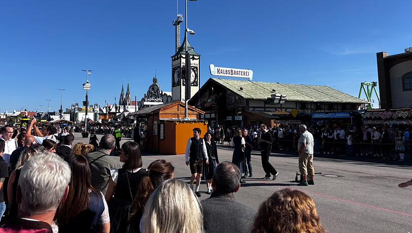 Zuschauer auf der Wirtsbudenstraße machen sich bereit für den Einzug der Wiesnwirte. Zuschauer auf der Wirtsbudenstraße machen sich bereit für den Einzug der Wiesnwirte.