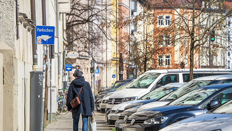 Dicht an dicht stehen die Autos in vielen Münchner Vierteln, wie hier in der Herzogstraße in Schwabing. Den Platz könnte man freilich anderweitig verwenden. Dicht an dicht stehen die Autos in vielen Münchner Vierteln, wie hier in der Herzogstraße in Schwabing. Den Platz könnte man freilich anderweitig verwenden.