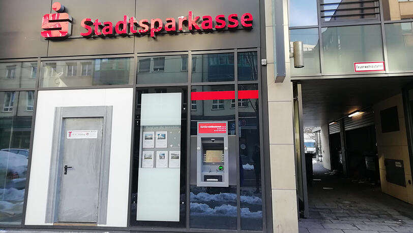 Bayerstraße 69: Die Stadtsparkasse hat das Anwesen veräußert. Nutzung: unklar. Der Geldautomat bleibt aber. Bayerstraße 69: Die Stadtsparkasse hat das Anwesen veräußert. Nutzung: unklar. Der Geldautomat bleibt aber.