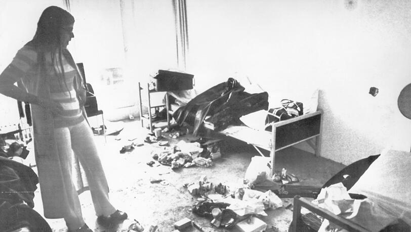 Ankie Spitzer, die Witwe des von arabischen Terroristen ermordeten israelischen Fechttrainers Andre Spitzer, steht fassungslos in dem verwüsteten Raum des Münchner Olympischen Dorfes, in dem die Terroristen vier Tage zuvor neun israelische Sportler festhielten. Ankie Spitzer, die Witwe des von arabischen Terroristen ermordeten israelischen Fechttrainers Andre Spitzer, steht fassungslos in dem verwüsteten Raum des Münchner Olympischen Dorfes, in dem die Terroristen vier Tage zuvor neun israelische Sportler festhielten.