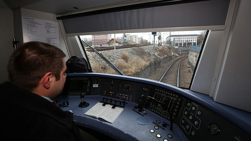 Aus dem Tunnel wieder im Freien. Aus dem Tunnel wieder im Freien.