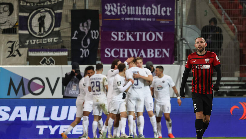 Während die Spieler von Erzgebirge den 1:1-Ausgleich durch Dimitrij Nazarov bejubeln, wendet sich Ingolstadts Rico Preißinger ab. Während die Spieler von Erzgebirge den 1:1-Ausgleich durch Dimitrij Nazarov bejubeln, wendet sich Ingolstadts Rico Preißinger ab.