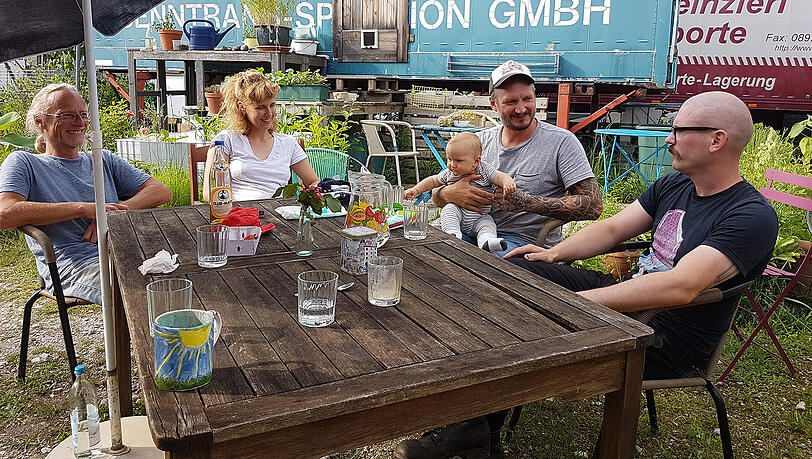 Leben im Stattpark (v. l.): Peter, Julie, Frank mit dem kleinen Vinnie und Merlin. Leben im Stattpark (v. l.): Peter, Julie, Frank mit dem kleinen Vinnie und Merlin.
