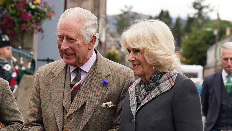 König Charles III. und die Königsgemahlin Camilla während ihres Besuchs im schottischen Ballater. König Charles III. und die Königsgemahlin Camilla während ihres Besuchs im schottischen Ballater.