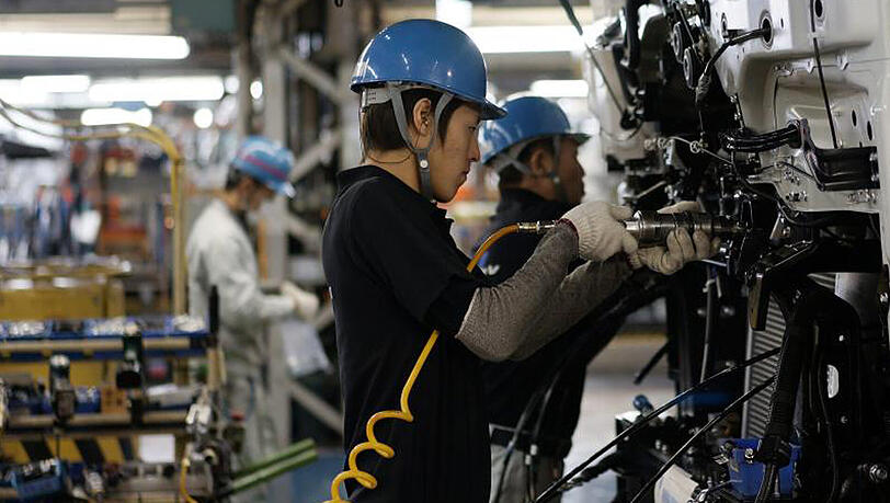In einem Mitsubishi-Werk im japanischen Kawasaki produzieren Arbeiter Teile für LKW und Busse. In einem Mitsubishi-Werk im japanischen Kawasaki produzieren Arbeiter Teile für LKW und Busse.