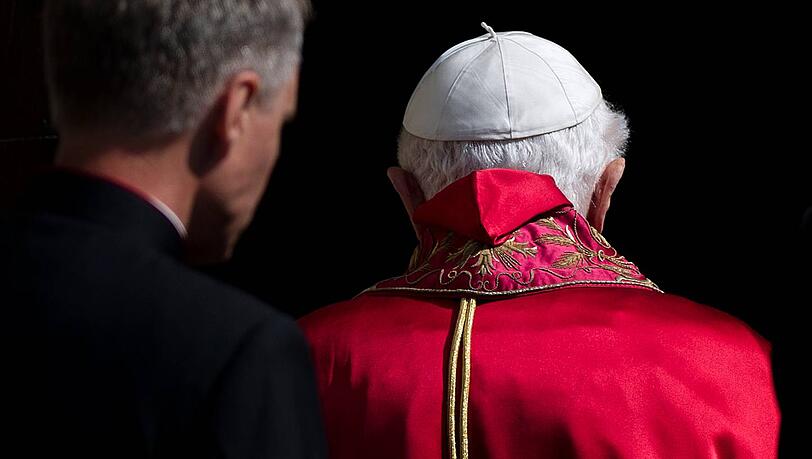 Papst Benedikt fällt nach seinem Rücktritt ganz in den Stand eines Bischofs im Ruhestand zurück. Papst Benedikt fällt nach seinem Rücktritt ganz in den Stand eines Bischofs im Ruhestand zurück.