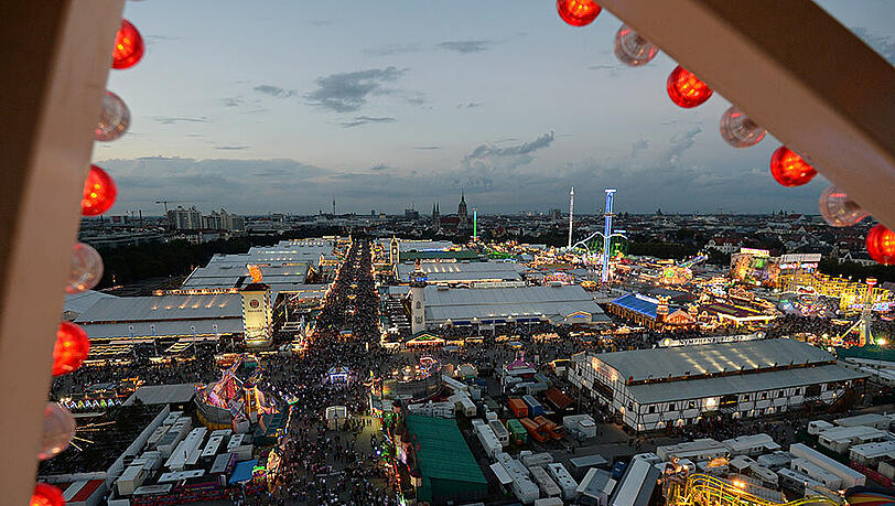 Immer wieder faszinierend: Der Blick vom Riesenrad auf das Festgelände des Oktoberfestes in München Immer wieder faszinierend: Der Blick vom Riesenrad auf das Festgelände des Oktoberfestes in München