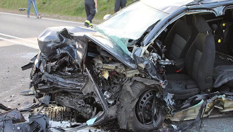 Bei dem Horror-Crash auf der B20 kam ein Mann ums Leben. Bei dem Horror-Crash auf der B20 kam ein Mann ums Leben.