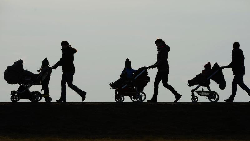 Drei Mütter schieben ihre Kinderwagen eine Landstraße entlang. Ab diesem Montag erhalten die Eltern von rund 18 Millionen Kindern in Deutschland 300 Euro extra. Drei Mütter schieben ihre Kinderwagen eine Landstraße entlang. Ab diesem Montag erhalten die Eltern von rund 18 Millionen Kindern in Deutschland 300 Euro extra.