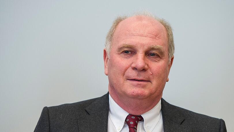Seine Krawatte ist wieder Bordeaux-rot wie am ersten Prozesstag: Uli Hoeneß kam erneut in Begleitung von Frau Susanne in den Gerichtssaal. Mit dabei: Verteidiger Hanns Feigen. Die Bilder vom dritten Prozesstag vor dem Landgericht München II... Seine Krawatte ist wieder Bordeaux-rot wie am ersten Prozesstag: Uli Hoeneß kam erneut in Begleitung von Frau Susanne in den Gerichtssaal. Mit dabei: Verteidiger Hanns Feigen. Die Bilder vom dritten Prozesstag vor dem Landgericht München II...