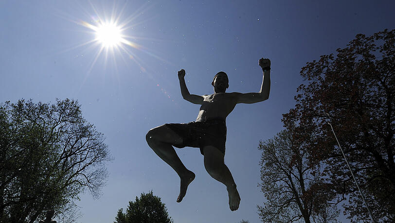Platsch! Dieser Mann hüpft ins Becken des Schyrenbads. Gibt es im Westen bald ein weiteres Schwimmbad? Platsch! Dieser Mann hüpft ins Becken des Schyrenbads. Gibt es im Westen bald ein weiteres Schwimmbad?