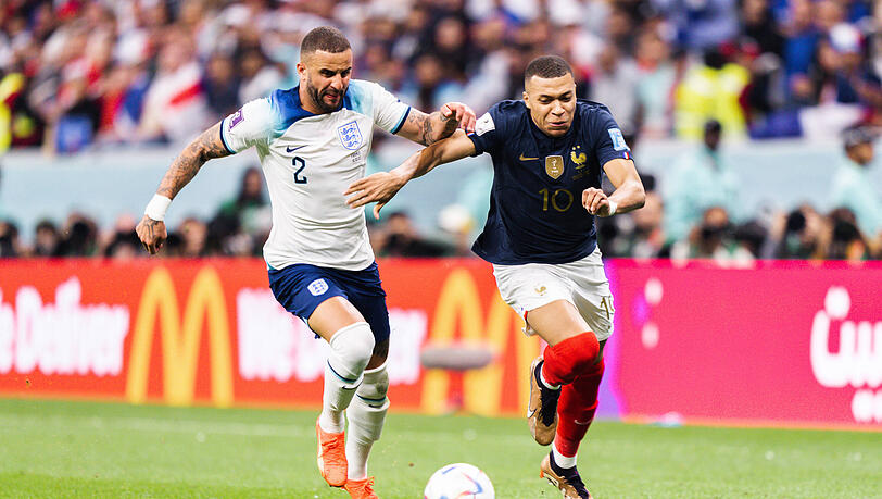 Weiß wo das Tor steht: Frankreichs Kylian Mbappé (rechts) hier im Zweikampf mit England-Verteidiger Kyle Walker (links). Weiß wo das Tor steht: Frankreichs Kylian Mbappé (rechts) hier im Zweikampf mit England-Verteidiger Kyle Walker (links).