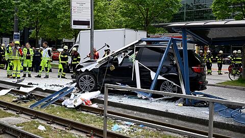 Ein Autofahrer war am 7. Mai in eine Straßenbahn-Haltestelle nahe der Donnersbergerbrücke gefahren. (Archivbild) Ein Autofahrer war am 7. Mai in eine Straßenbahn-Haltestelle nahe der Donnersbergerbrücke gefahren. (Archivbild)