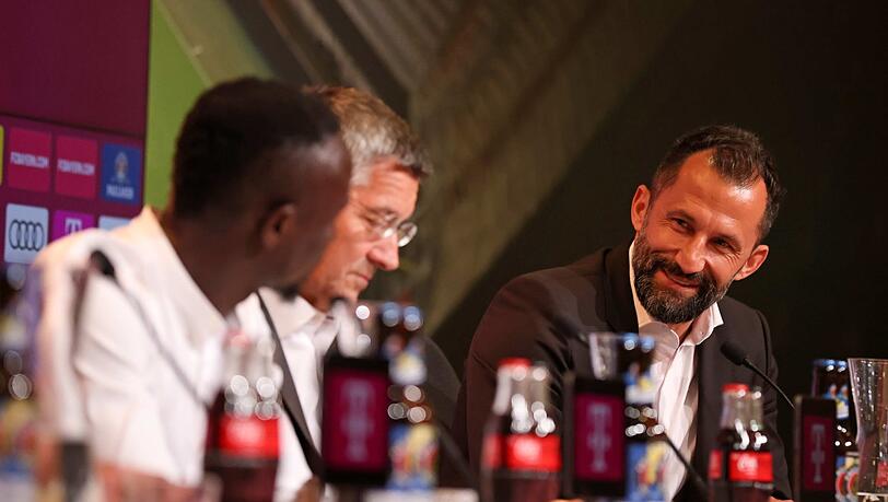 Stolz auf den Mané-Transfer: Hasan Salihamidzic (r.). Stolz auf den Mané-Transfer: Hasan Salihamidzic (r.).