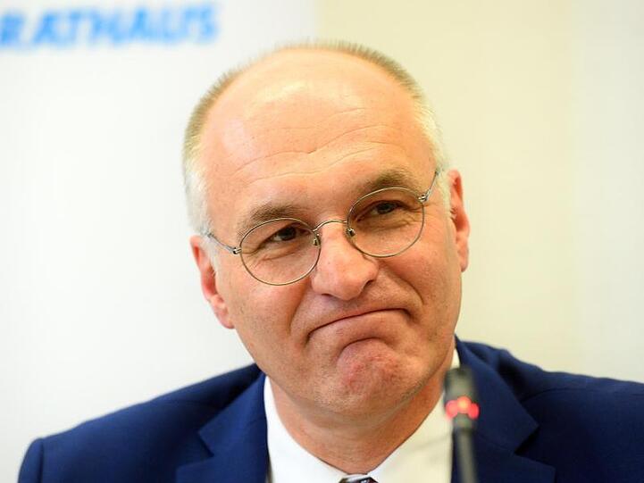 Augsburgs Oberbürgermeister Kurt Gribl (CSU) bei einer Pressekonferenz. Foto: Stefan Puchner/dpa/Archivbild