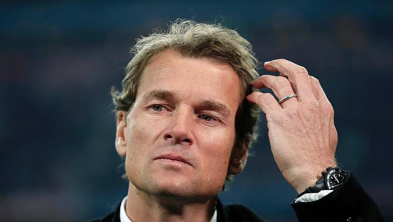 Jens Lehmann bezieht vor dem Spiel des FC Bayern gegen Dortmund Position. Jens Lehmann bezieht vor dem Spiel des FC Bayern gegen Dortmund Position.