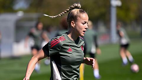 Fußball-Nationalspielerin Giulia Gwinn im Abschlusstraining zum Champions-League-Halbfinale gegen den FC Barcelona. Fußball-Nationalspielerin Giulia Gwinn im Abschlusstraining zum Champions-League-Halbfinale gegen den FC Barcelona.