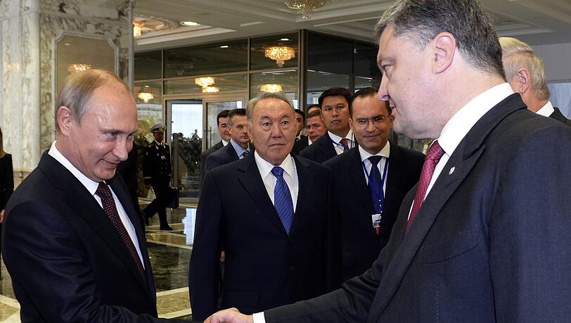 Petro Poroschenko und Wladimir Putin (l.) Petro Poroschenko und Wladimir Putin (l.)