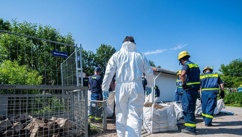 Mitarbeiter vom Technischen Hilfswerk (THW) tragen vor dem Abriss der Gartenlaube des Verdächtigen im Missbrauchsfall von Münster einen steinumrandeten Erdhügel ab. Mitarbeiter vom Technischen Hilfswerk (THW) tragen vor dem Abriss der Gartenlaube des Verdächtigen im Missbrauchsfall von Münster einen steinumrandeten Erdhügel ab.