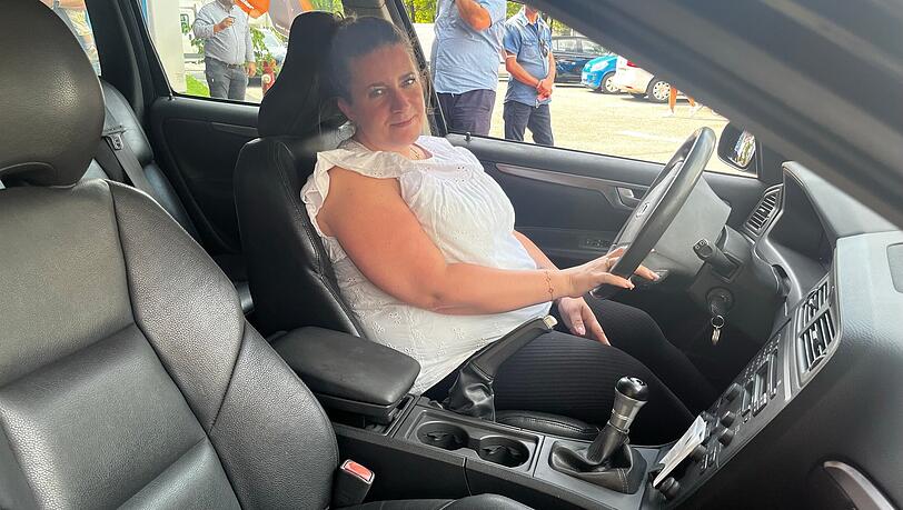 Julia G. sitzt in ihrem neuen Auto. Julia G. sitzt in ihrem neuen Auto.