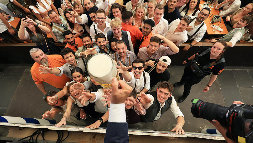Ausgelassene Stimmung im Paulaner-Zelt auf der Wiesn: Für Christian Scharpf ist "Skandal im Sperrbezirk" von der Spider Murphy Gang "ein Stück Münchner Musikgeschichte". (Archivbild) Ausgelassene Stimmung im Paulaner-Zelt auf der Wiesn: Für Christian Scharpf ist "Skandal im Sperrbezirk" von der Spider Murphy Gang "ein Stück Münchner Musikgeschichte". (Archivbild)