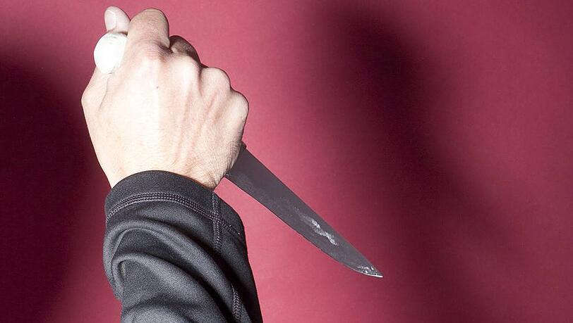 Der Verdächtige hat die Frauen mit einem Messer bedroht. (Symbolbild) Der Verdächtige hat die Frauen mit einem Messer bedroht. (Symbolbild)