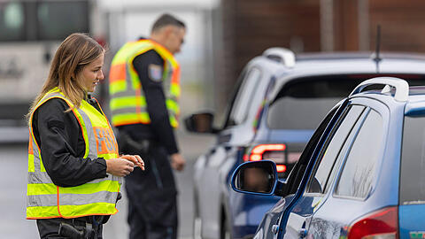 Eine Polizeistreife hat in München eine BMW-Fahrerin in einer Nacht gleich zwei Mal ohne Führerschein erwischt. (Symbolbild) Eine Polizeistreife hat in München eine BMW-Fahrerin in einer Nacht gleich zwei Mal ohne Führerschein erwischt. (Symbolbild)