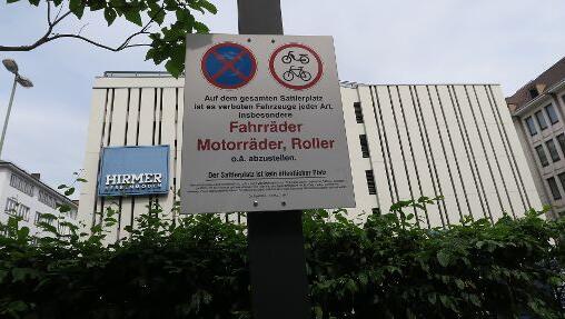 Der sogenannte Sattlerplatz ist privat und kein öffentlicher Platz. Der sogenannte Sattlerplatz ist privat und kein öffentlicher Platz.