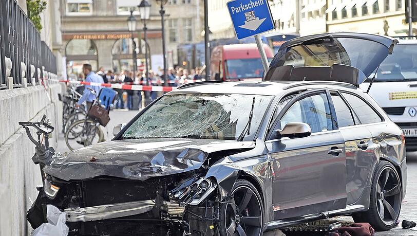Heftiger Unfall auf der Maximilianstraße. Eine 50-jährige Passantin kam ums Leben.