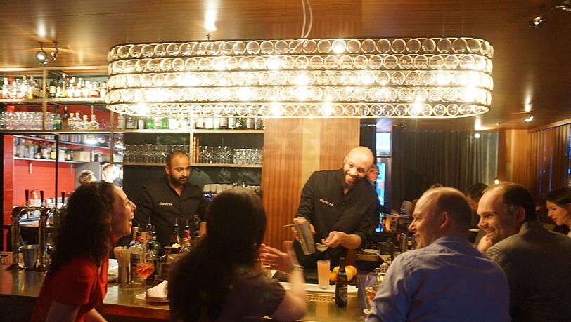 Gewusst, wie: die beiden Bartender (v. l.) Selly Memedou und Oliver von Carnap zaubern spezielle Cocktails für ihre Gäste. Gewusst, wie: die beiden Bartender (v. l.) Selly Memedou und Oliver von Carnap zaubern spezielle Cocktails für ihre Gäste.