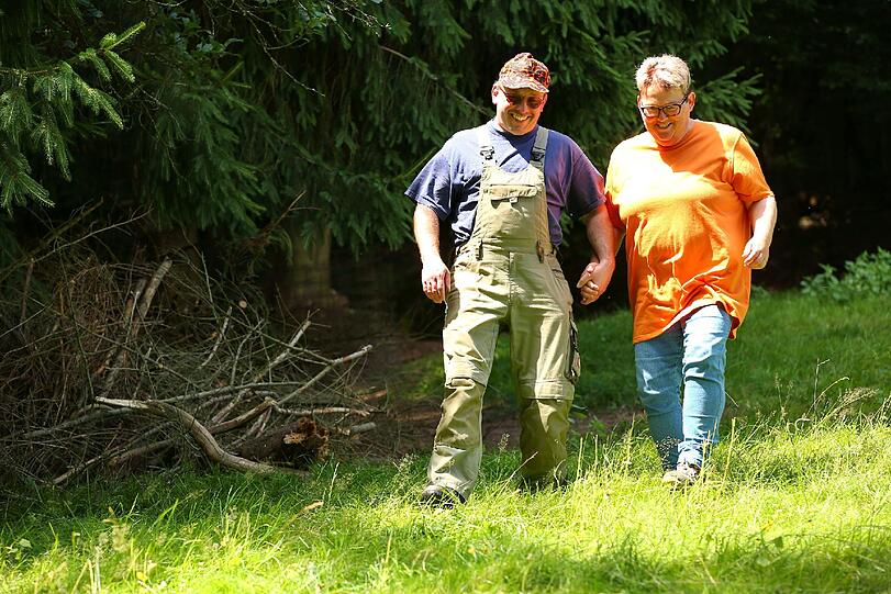 Berthold (47), der fleißige Pfälzer, hat sich auf dem Scheunenfest für Anja (49) entschieden und sie zum näheren Kennenlernen für eine Woche auf seinen Hof eingelanden.