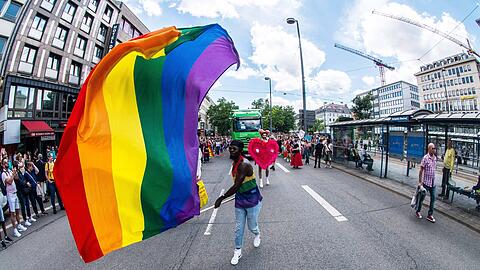 Die Parade des Christopher Street Days 2024. In diesem Jahr soll alles noch größer und bunter werden. Die Parade des Christopher Street Days 2024. In diesem Jahr soll alles noch größer und bunter werden.