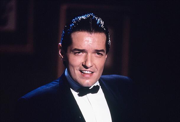 Der österreichische Sänger Falco wurde mit Songs wie "Rock Me Amadeus", "Der Kommissar" und "Jeanny" international bekannt. Er erreichte Platz 1 der US-Billboard-Charts. Der österreichische Sänger Falco wurde mit Songs wie "Rock Me Amadeus", "Der Kommissar" und "Jeanny" international bekannt. Er erreichte Platz 1 der US-Billboard-Charts.