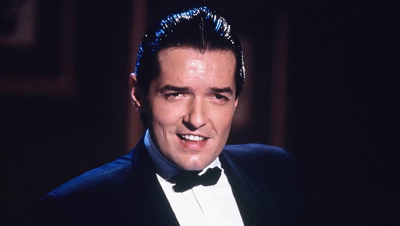 Der österreichische Sänger Falco wurde mit Songs wie "Rock Me Amadeus", "Der Kommissar" und "Jeanny" international bekannt. Er erreichte Platz 1 der US-Billboard-Charts. Der österreichische Sänger Falco wurde mit Songs wie "Rock Me Amadeus", "Der Kommissar" und "Jeanny" international bekannt. Er erreichte Platz 1 der US-Billboard-Charts.