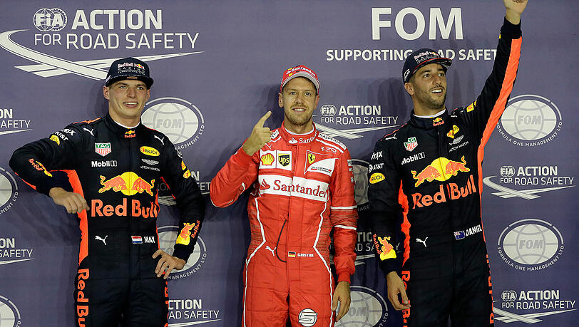 Sebastian Vettel sicherte sich die Pole Position im Großen Preis von Singapur vor den Red-Bull-Fahrern Max Verstappen (2., links) und Daniel Ricciardo (3., rechts). Sebastian Vettel sicherte sich die Pole Position im Großen Preis von Singapur vor den Red-Bull-Fahrern Max Verstappen (2., links) und Daniel Ricciardo (3., rechts).